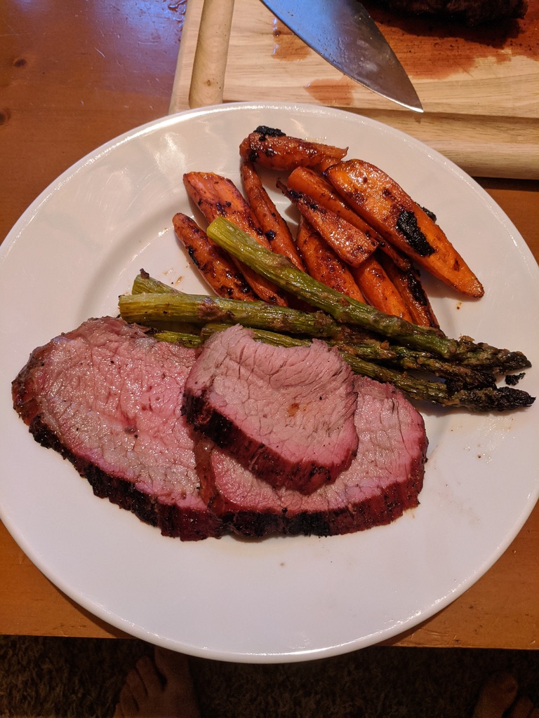 A meal of tri-tip, carrots and asparagus